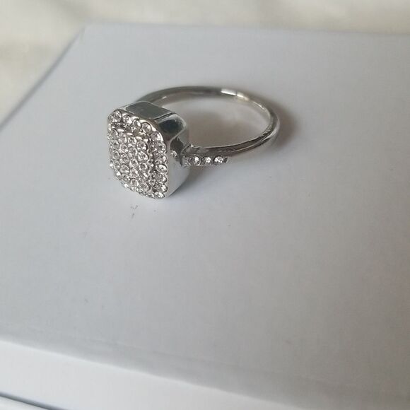 ❤ Octogan shaped silver tone sparkly ring - Picture 3 of 4